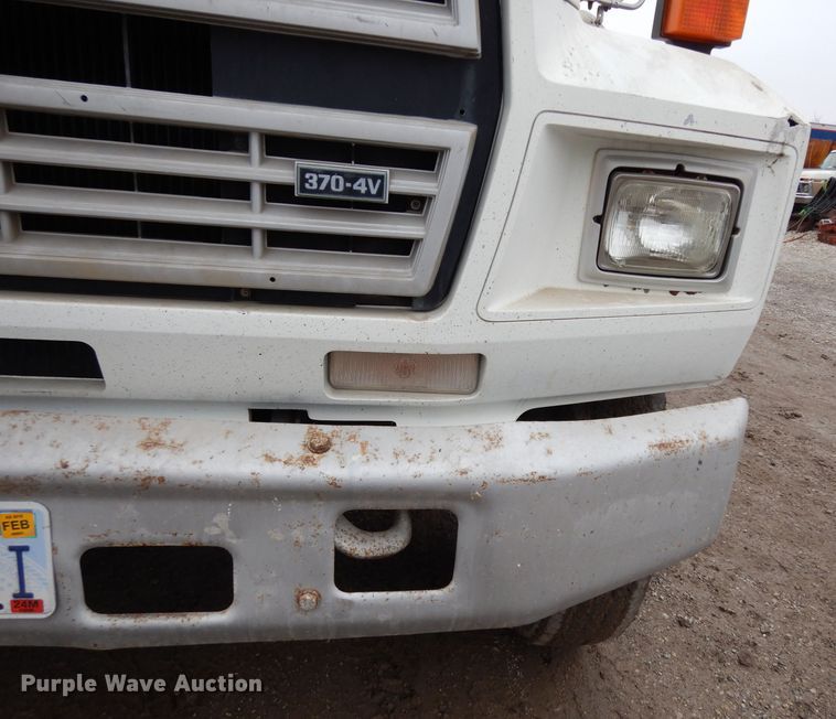 image for item DE4289 1988 Ford F600 fertilizer tender truck