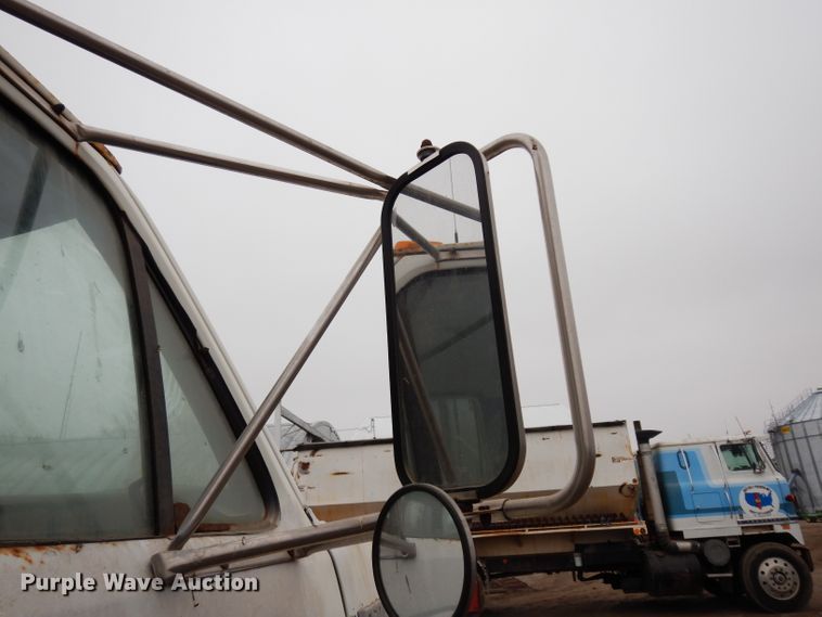 image for item DE4289 1988 Ford F600 fertilizer tender truck