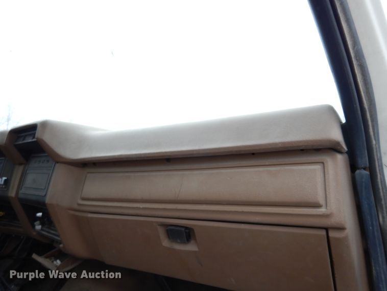 image for item DE4289 1988 Ford F600 fertilizer tender truck