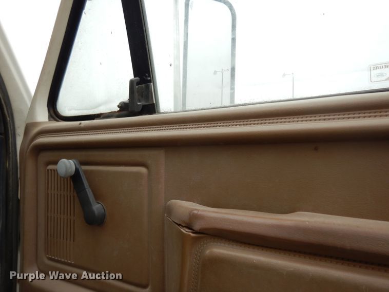 image for item DE4289 1988 Ford F600 fertilizer tender truck