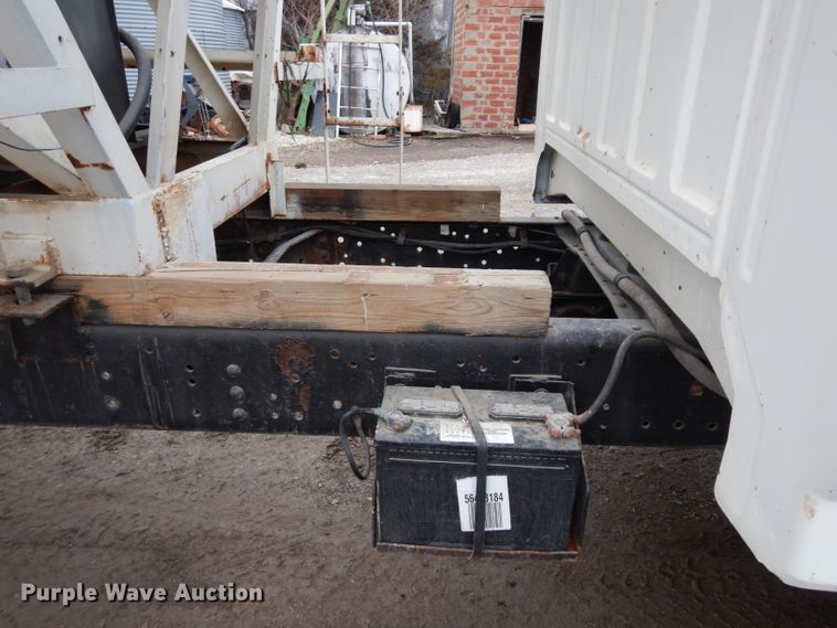 image for item DE4289 1988 Ford F600 fertilizer tender truck