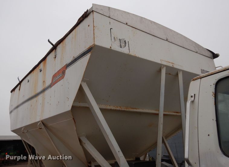 image for item DE4289 1988 Ford F600 fertilizer tender truck