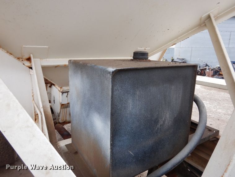 image for item DE4289 1988 Ford F600 fertilizer tender truck