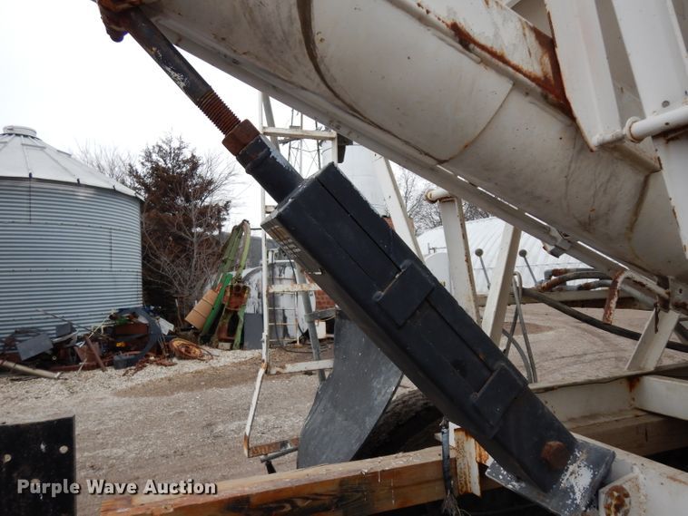 image for item DE4289 1988 Ford F600 fertilizer tender truck