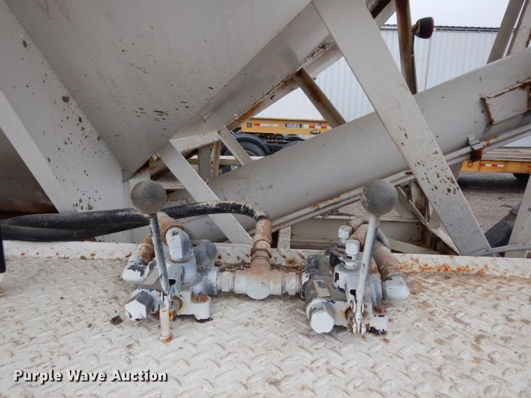 image for item DE4289 1988 Ford F600 fertilizer tender truck