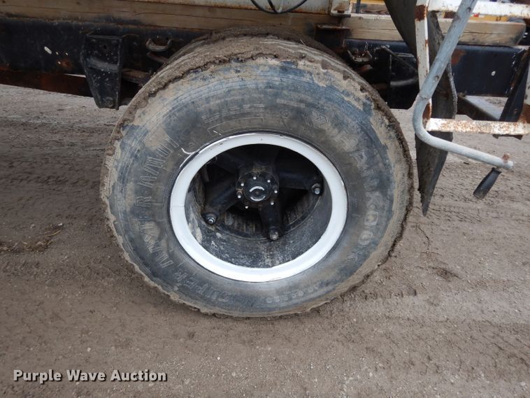 image for item DE4289 1988 Ford F600 fertilizer tender truck
