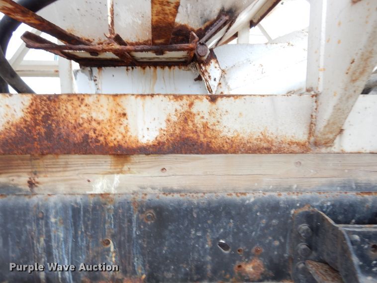 image for item DE4289 1988 Ford F600 fertilizer tender truck