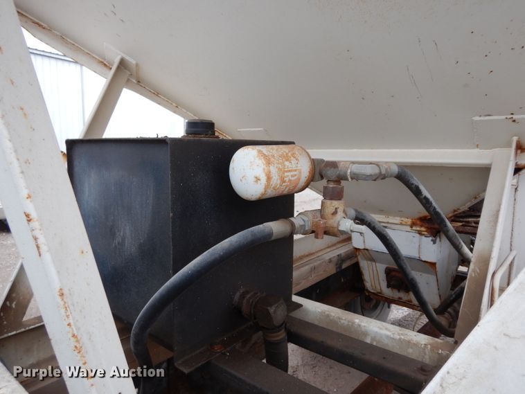 image for item DE4289 1988 Ford F600 fertilizer tender truck