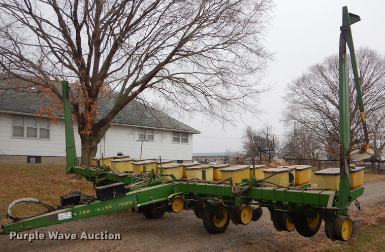 image for item DH6310 John Deere 7000 planter