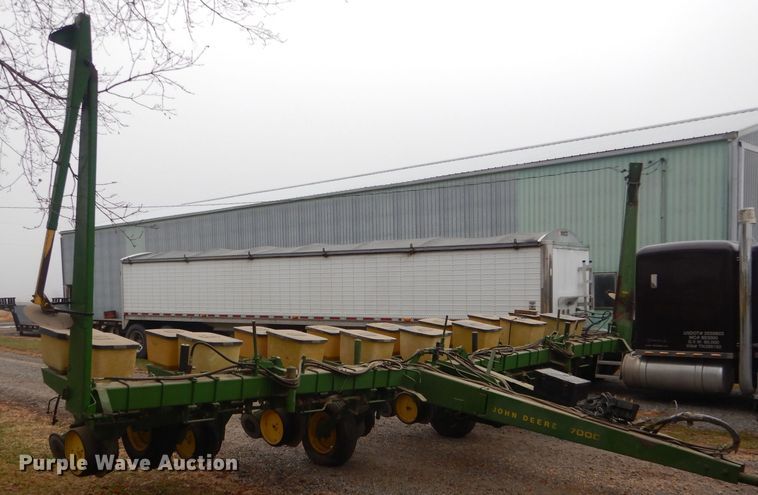 image for item DH6310 John Deere 7000 planter