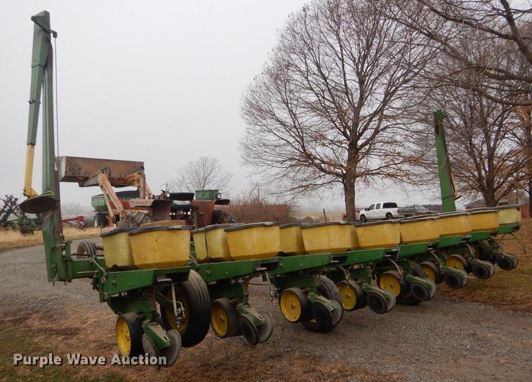 image for item DH6310 John Deere 7000 planter