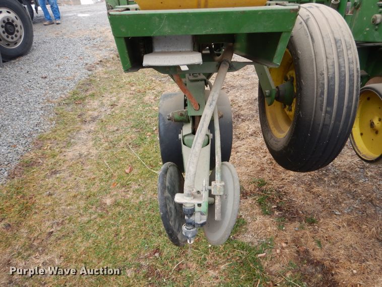 image for item DH6310 John Deere 7000 planter