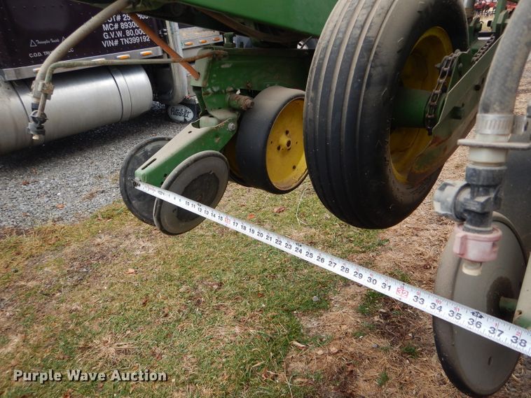 image for item DH6310 John Deere 7000 planter