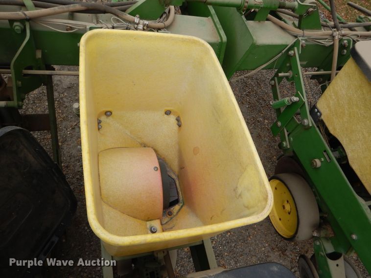 image for item DH6310 John Deere 7000 planter
