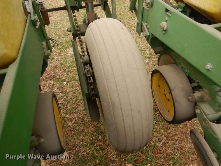 image for item DH6310 John Deere 7000 planter