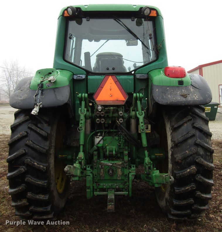 image for item DH8367 2005 John Deere 7520 MFWD tractor