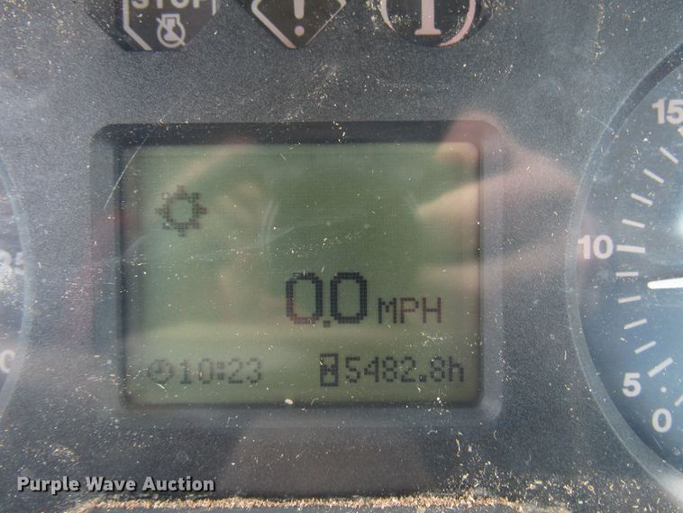 image for item DH8367 2005 John Deere 7520 MFWD tractor