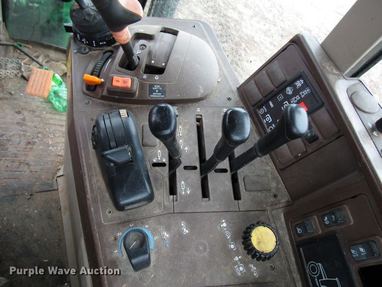 image for item DH8367 2005 John Deere 7520 MFWD tractor