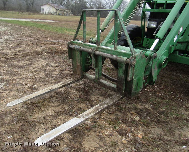 image for item DH8367 2005 John Deere 7520 MFWD tractor