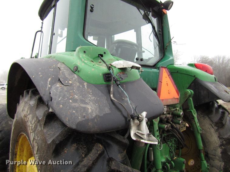 image for item DH8367 2005 John Deere 7520 MFWD tractor
