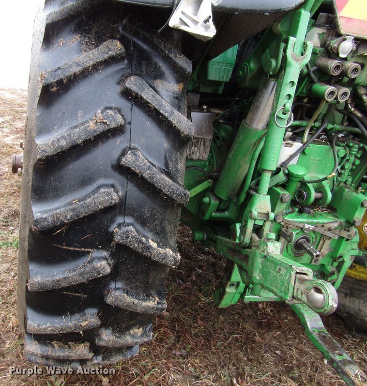 image for item DH8367 2005 John Deere 7520 MFWD tractor