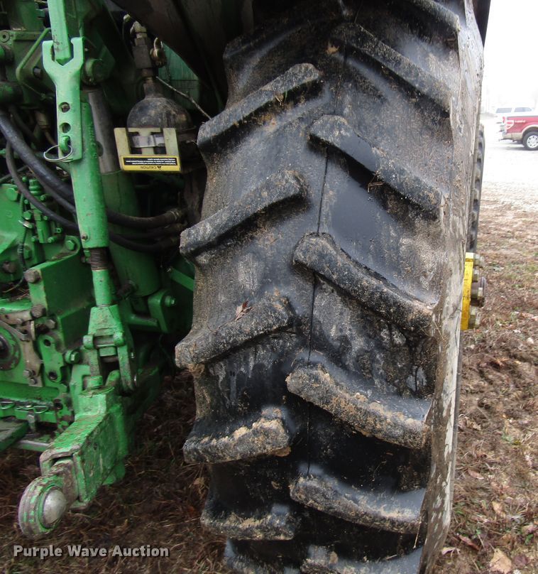 image for item DH8367 2005 John Deere 7520 MFWD tractor