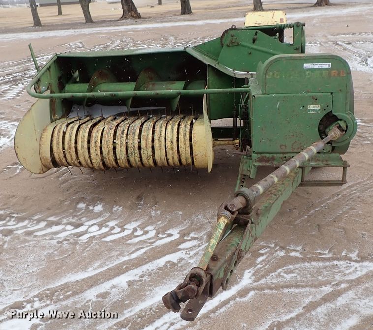 image for item GF9717 John Deere 24T small square baler