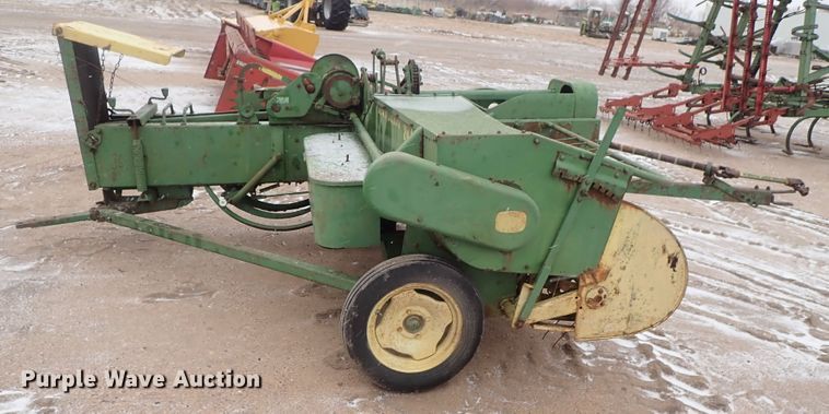 image for item GF9717 John Deere 24T small square baler