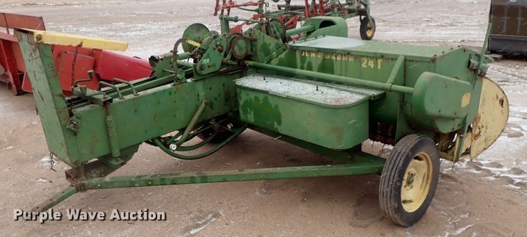 image for item GF9717 John Deere 24T small square baler