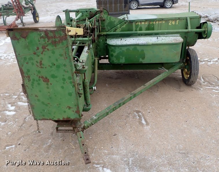 image for item GF9717 John Deere 24T small square baler
