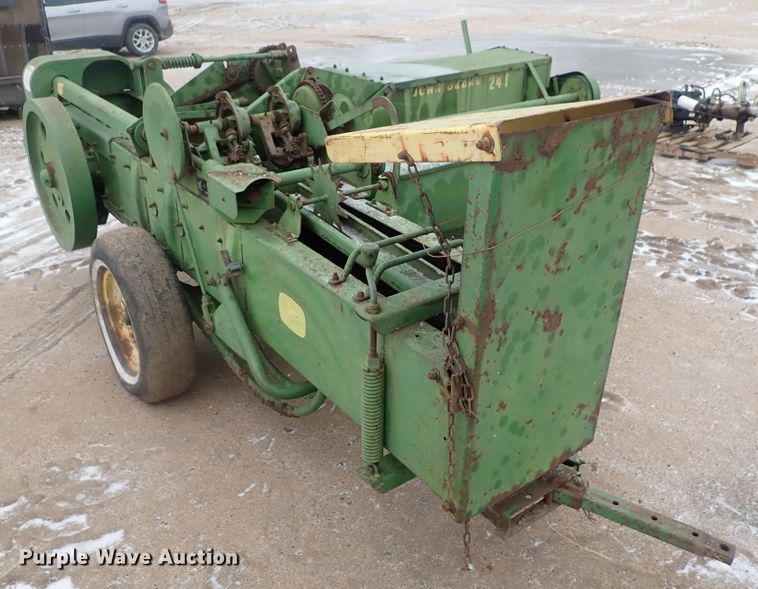 image for item GF9717 John Deere 24T small square baler