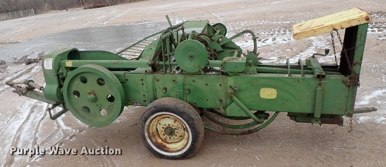 image for item GF9717 John Deere 24T small square baler