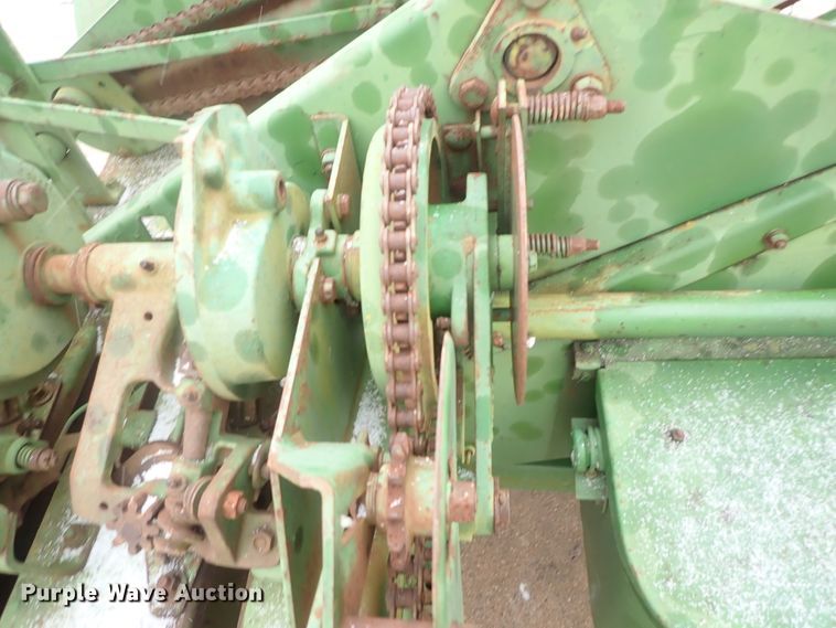 image for item GF9717 John Deere 24T small square baler