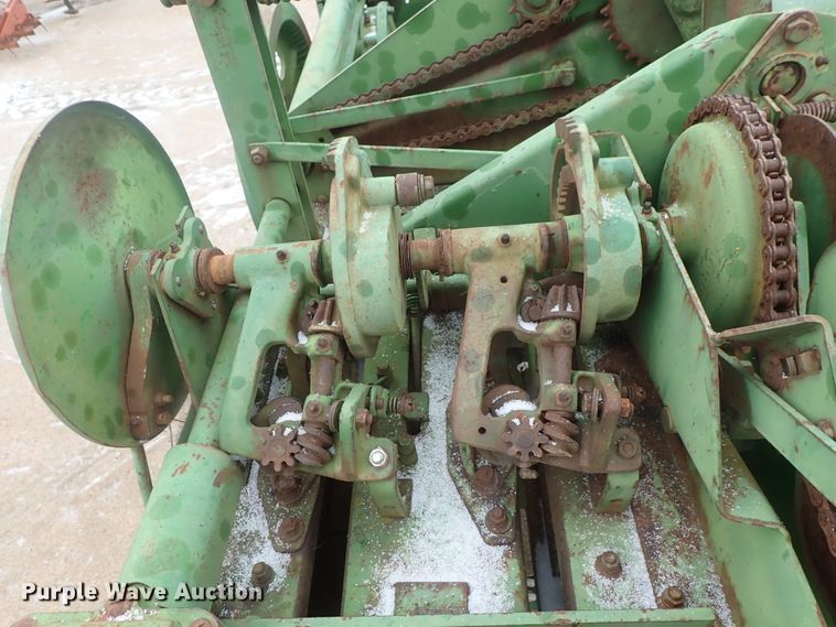 image for item GF9717 John Deere 24T small square baler