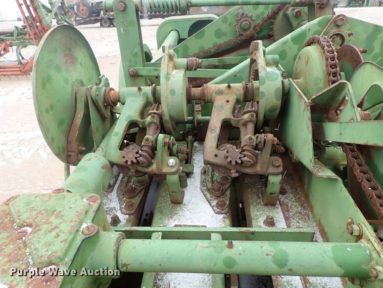 image for item GF9717 John Deere 24T small square baler