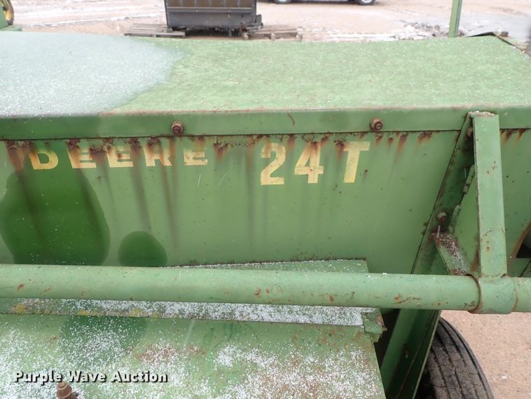 image for item GF9717 John Deere 24T small square baler