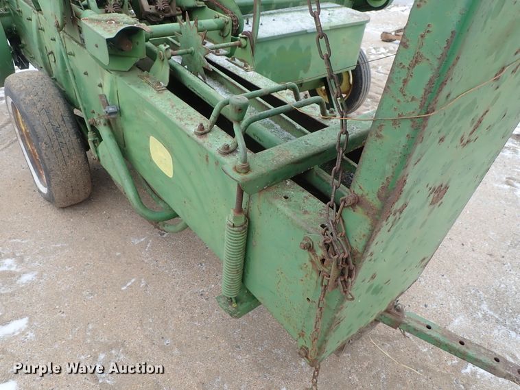 image for item GF9717 John Deere 24T small square baler