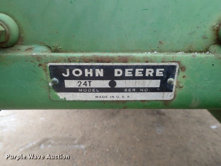 image for item GF9717 John Deere 24T small square baler