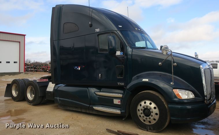 image for item DB10068 2012 Kenworth T700 semi truck