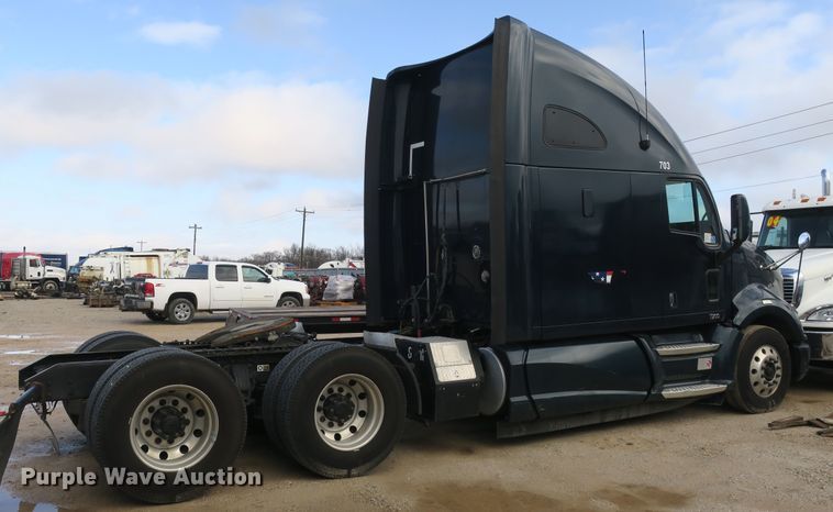 image for item DB10068 2012 Kenworth T700 semi truck