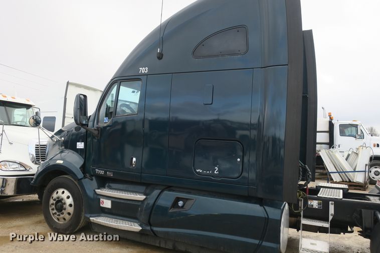 image for item DB10068 2012 Kenworth T700 semi truck