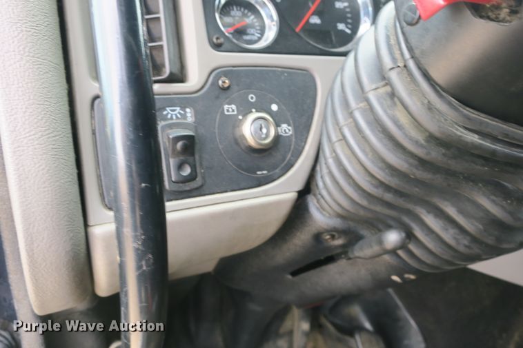 image for item DB10068 2012 Kenworth T700 semi truck