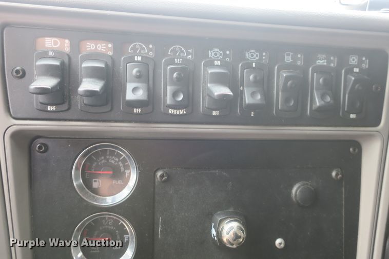 image for item DB10068 2012 Kenworth T700 semi truck