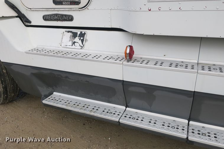 image for item DB10069 1993 Freightliner FLD120 semi truck