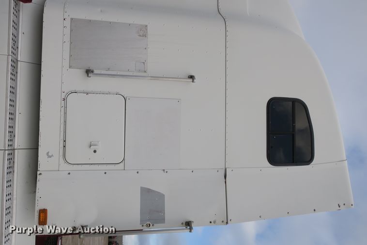 image for item DB10069 1993 Freightliner FLD120 semi truck