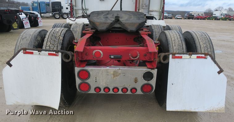 image for item DB10069 1993 Freightliner FLD120 semi truck