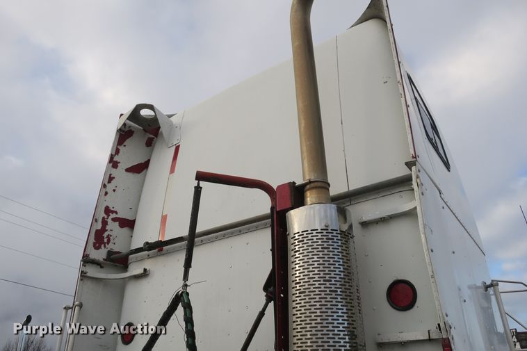 image for item DB10069 1993 Freightliner FLD120 semi truck