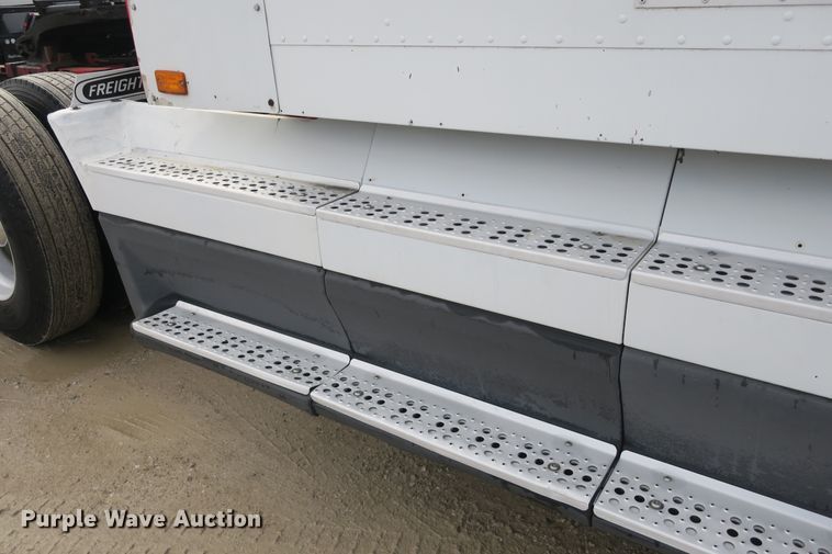 image for item DB10069 1993 Freightliner FLD120 semi truck