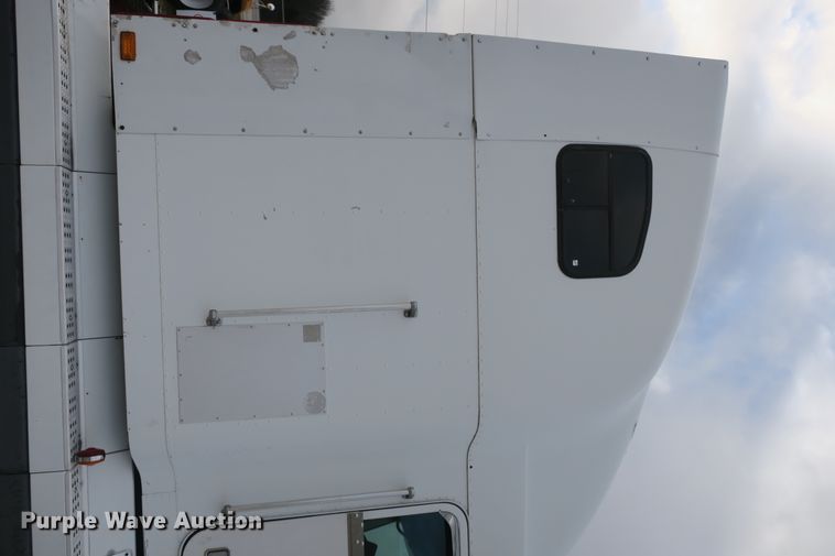 image for item DB10069 1993 Freightliner FLD120 semi truck