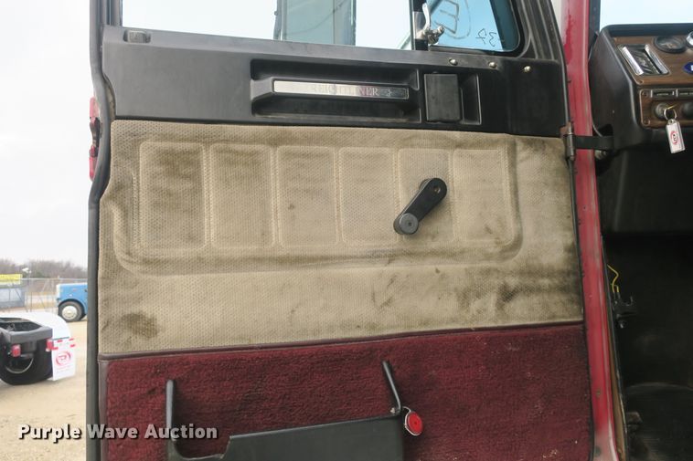 image for item DB10069 1993 Freightliner FLD120 semi truck